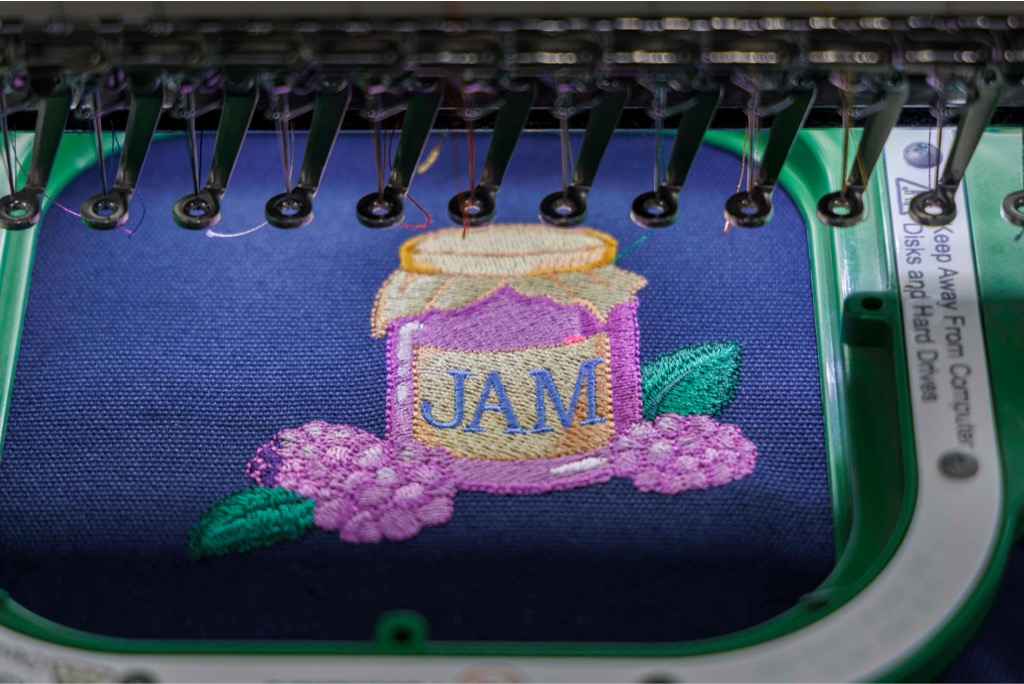 刺繍している様子